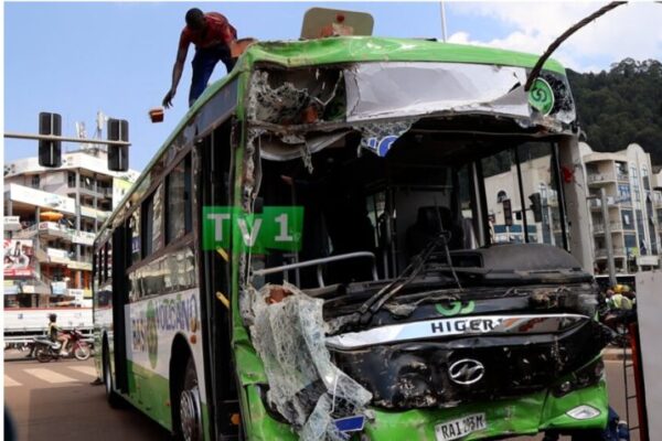 Nyabugogo – Imodoka yagonze inzu ikatirwamo amatike