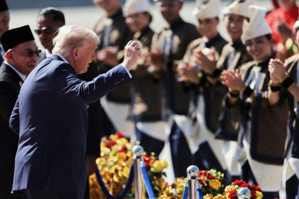 Malaysia: Trump yatunguranye acinya akadiho ubwo yageraga i Kuala Lumpur