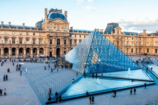 Paris: Inzu ndangamurage ya Louvre yahagaritse imirimo kubera ubujura bwateje impagarara
